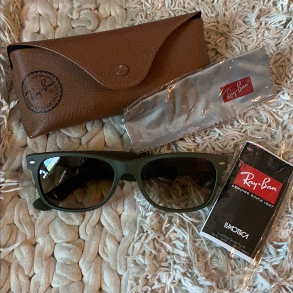 Ray-Ban Wayfarer Matte Olive Green Sunglasses